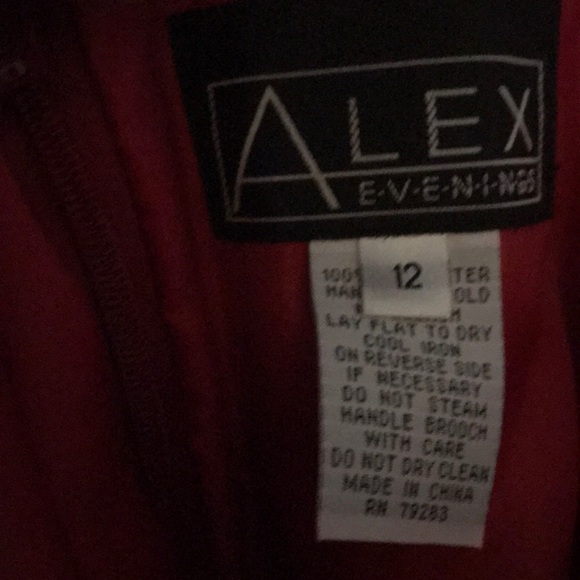 Long red evening wear dress - Picture 3 of 3